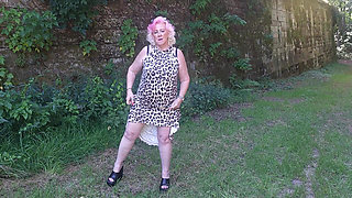 Mature Slut Fingers Pussy Outdoors Till Squirting Explosion