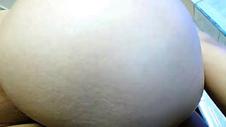 Camgirl Shows Off Her Amazing Ass on Webcam