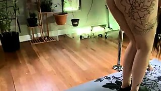 Teen goth brunette bara jerks and sucks cock