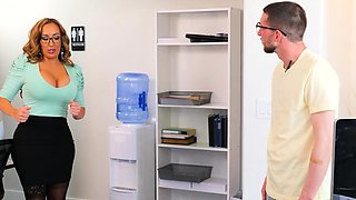 Curvy Richelle Ryan gets back at her husband and fucks her