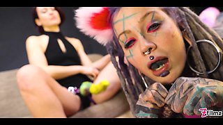 Miss Flora dominates Anuskatzz's pussy