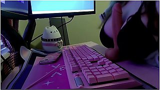 Moaning Egirl Gives Private Masterbution Help