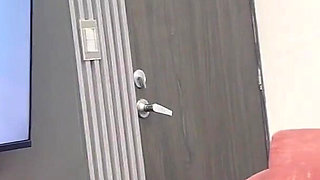 Sorprendo a Mi Timida Hermanastra En Mi Cuarto Y Le Doy La Follada De Su Vida.