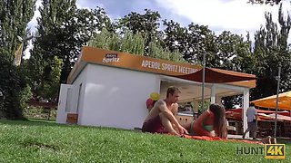 Hunt4k. currency rend jolie fille prête pour fellation et anal dans un parc