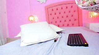 Brunette solo masturbation on webcam