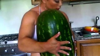 strong Anna crush melone