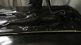 Amateur CDin latex dildoing