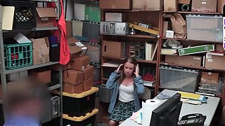 American fledgling ash-blonde opens up her gams for a
