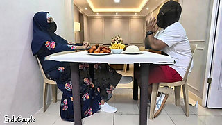 Guru sekolah hijab muslim pergi untuk kencan dengan bintang