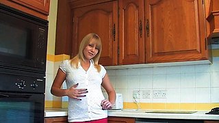 Masturbating amateur cums after solo fun